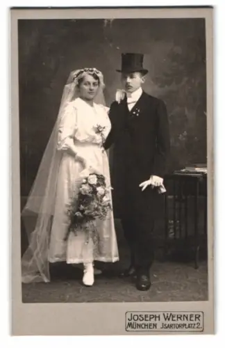 Fotografie Joseph Werner, München, Isartorplatz 2, Hochzeitspaar in festlicher Garderobe