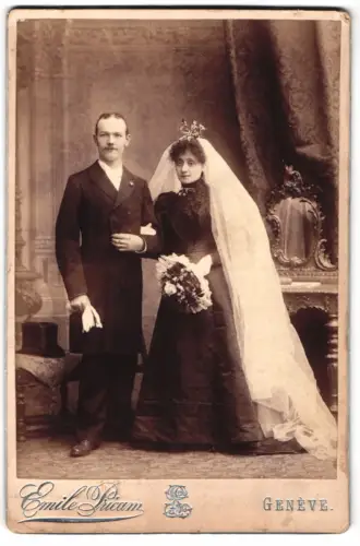 Fotografie Émile Pricam, Genève, Boulevard de Plainpalais 2, Hochzeitspaar im Studio