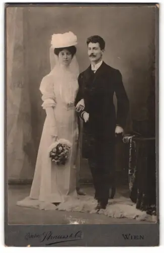 Fotografie Atelier Strauss & Co, Wien, Kohlmarkt 5, Hochzeitspaar im eleganten Gewand