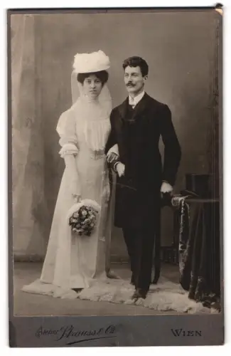 Fotografie Atelier Strauss & Co, Wien, Pärchen in eleganter Kleidung am Hochzeitstag