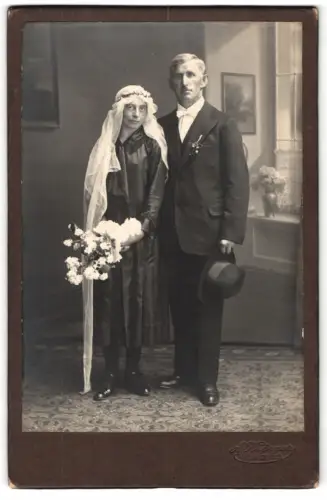 Fotografie A. Krieger, Ort unbekannt, Hochzeitspaar im Atelier