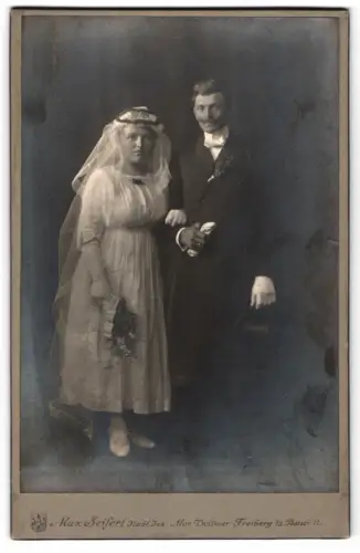 Fotografie Max Seifert, Freiberg i. Sa., Poststrasse 11, Hochzeitspaar in eleganter Garderobe