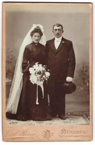Fotografie Carl Berne, München, Türkenstrasse 20, Hochzeitspaar Haas im feierlichen Gewand
