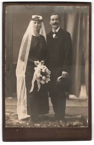 Fotografie Ma. Wiesener, Pforzheim, Sedansplatz, Hochzeitspaar in festlicher Garderobe