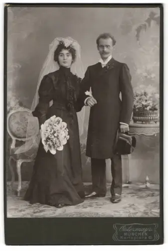 Fotografie F. X. Ostermayr Söhne, München, Karlsplatz 6, Hochzeitspaar Marie & Max Gruber mit Blumenstrauss