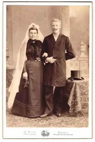 Fotografie C. Ruf, Basel, Steinenvorstadt 19, Porträt eines Hochzeitspaares