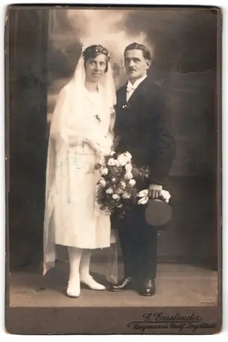 Fotografie G. Emslander, Ingolstadt, Theresienstr. 8, Hochzeitspaar in festlicher Pose
