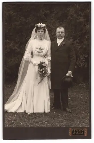 Fotografie E. Probst, Lauffen am Neckar, Brautpaar Eugen Seitz & Alwine Schmalzhaf im Freien, 1910