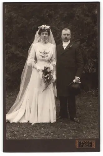 Fotografie E. Probst, Lauffen am Neckar, Hochzeitspaar Alwine & Eugen Seitz im Freien