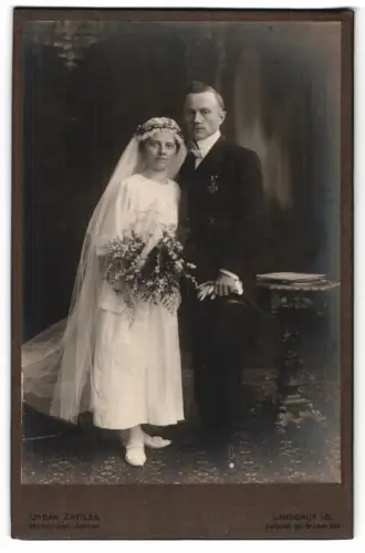 Fotografie Urban Zattler, Landshut, zwischen den Brücken 684, Hochzeitspaar im Brautkleid und Anzug mit Eisernes Kreuz