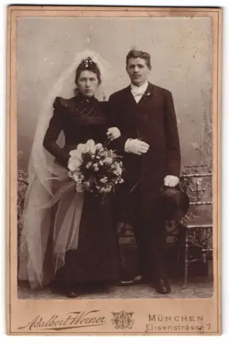 Fotografie Adalbert Werner, München, Elisenstrasse 7, Hochzeitspaar mit Blumenstrauss