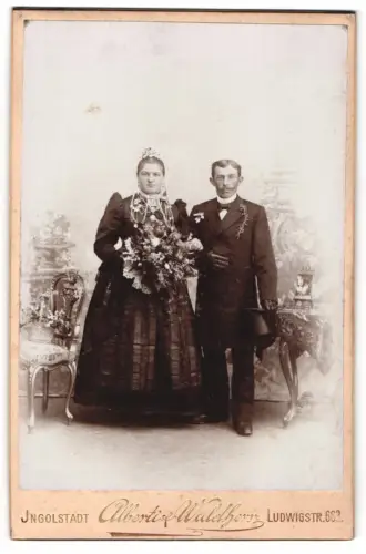 Fotografie Alberti & Waldherr, Ingolstadt, Ludwigstr. 663, Hochzeitspaar mit Blumengesteck