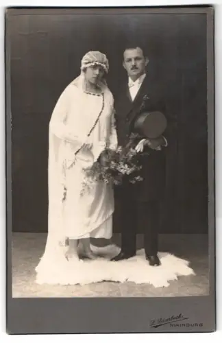 Fotografie L. Dimbeck, Mainburg, Hochzeitsporträt im Brautkleid und Anzug mit Zylinder