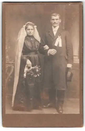 Fotografie Peter Buchner, Landshut, Grasgasse 317, Hochzeitspaar in festlicher Kleidung