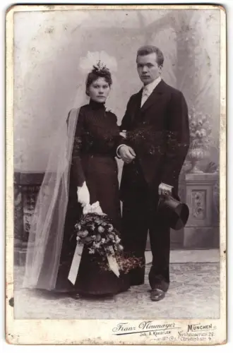 Fotografie Franz Neumayer, München, Neuhauserstr. 29, Hochzeitspaar mit Blumenschmuck