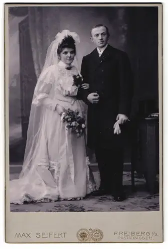 Fotografie Max Seifert, Freiberg, Poststrasse 11, Hochzeitspaar in feierlicher Pose