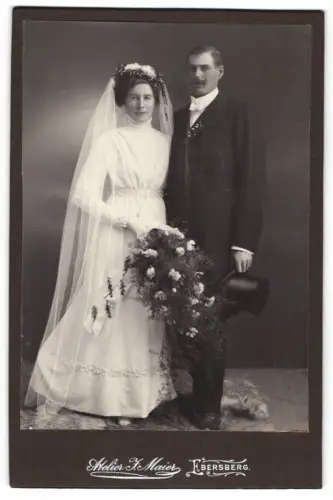 Fotografie Atelier J. Maier, Ebersberg, Brautpaar mit Blumenstrauss