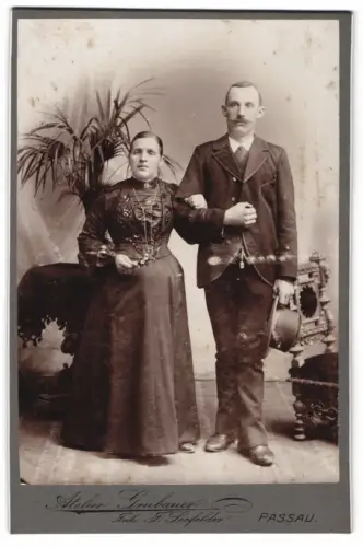 Fotografie Atelier Grubauer, Passau, Elegantes Paar in traditioneller Kleidung