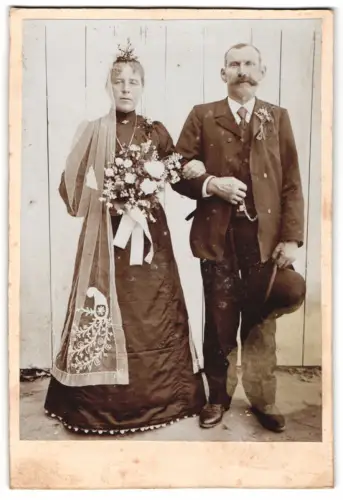 Fotografie Hans Pammesberger, Ortenburg, Hochzeitspaar mit Blumenstrauss
