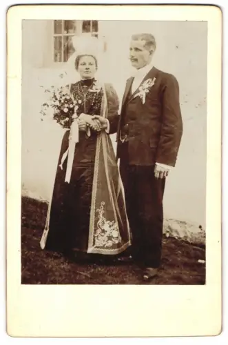 Fotografie unbekannter Fotograf und Ort, Hochzeitspaar vor einem Gebäude