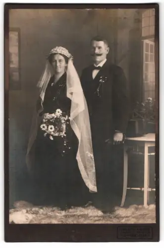 Fotografie Hans Hipp, Immenstadt, Hochzeitspaar mit Blumenstrauss