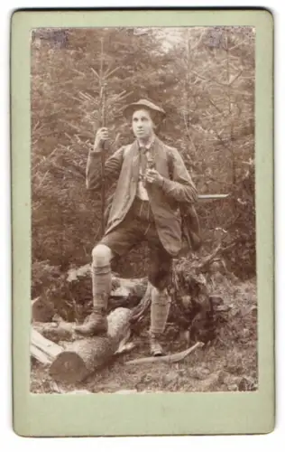 2 Fotografien unbekannter Fotograf und Ort, Jäger mit seinem Dackel samt Flinte auf der Jagd
