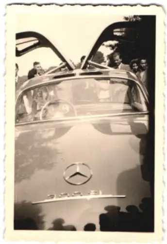 2 Fotografien Mercedes-Benz 300SL W198, Flügeltür auf einer Autoschau mit Schaulustigen