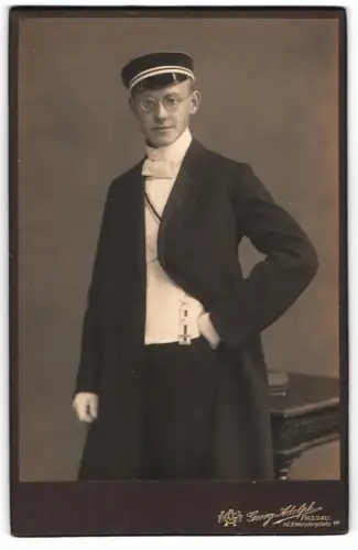 Fotografie Georg Adolph, Passau, Kl. Exerzierplatz 7a, Eleganter Student im Anzug mit Couleur und Zipfel