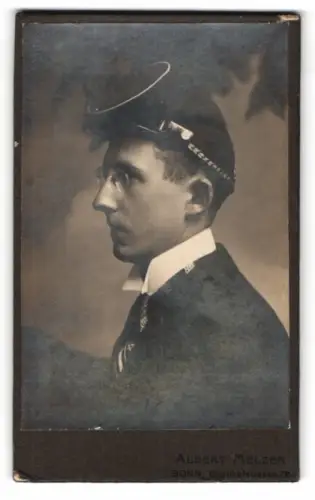 Fotografie Albert Melzer, Bonn, Bahnhofstrasse 22, Student im Anzug mit Stürmer und Couleur, 1919