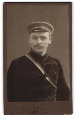 Fotografie Otto Hertel, Freiberg, Erbische Str. 14, Porträt Student Adolf Lerche im Wichs mit Couleur, 1908