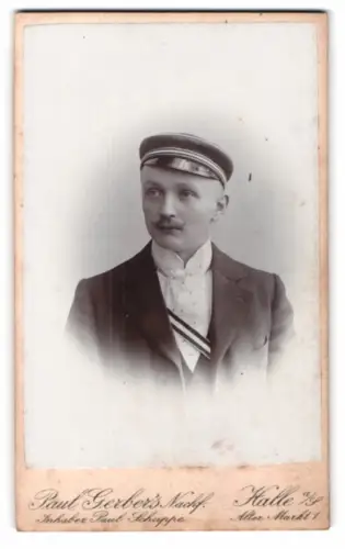 Fotografie Paul Gerber`s Nachf., Halle / Saale, Alter Markt 1, Portrait eines jungen Studenten im Anzug mit Couleur