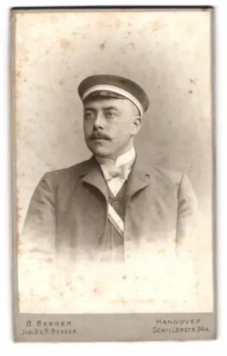 Fotografie B. Berger, Hannover, Schillerstrasse 34A, Porträt eines Studenten E. Greife mit Couleur