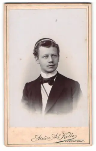 Fotografie Ad. Kolle, Göttingen, Prinzenstrasse 18, Porträt Student Brinkwerth im Anzug mit Fliege