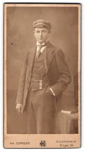 Fotografie Hr. Cordes, Hildesheim, Zingel 36, Eleganter junger Student im Anzug mit Zipfel