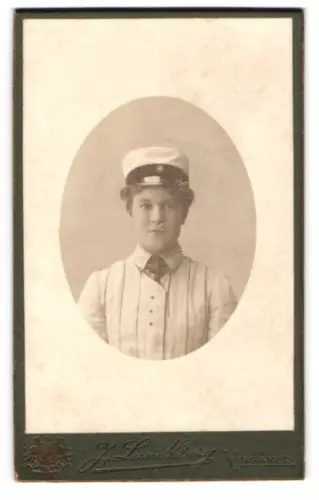 Fotografie J. Lundhborg, Vingåker, Porträt einer jungen schwedischen Studentin Mia Lundell mit Mütze, 1905