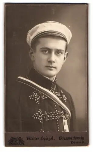 Fotografie Atelier Spiegel, Braunschweig, Damm 9, Porträt Student Curt Horb im vollen Wichs mit Couleur, 1910