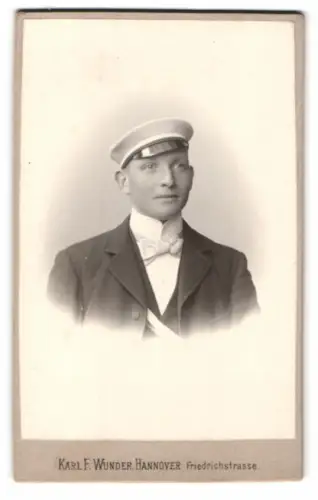 Fotografie Karl F. Wunder, Hannover, Friedrichstrasse, Porträt des jungen Studenten Otto Kalbe mit Couleur