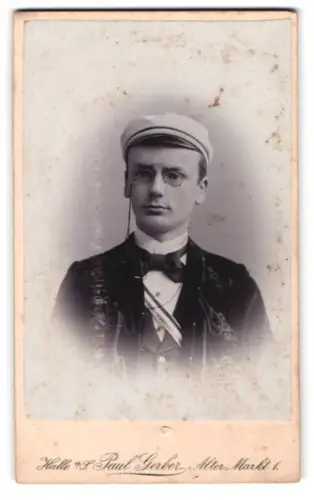 Fotografie Paul Gerber, Halle a/S, Alter Markt 1, Porträt eines Studenten Fr. Frick im Wichs mit Couleur und Zwicker