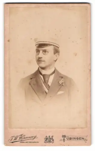 Fotografie J.W. Hornung, Tübingen, Uhlandstrasse 11, Porträt Student J. Holzapfel im Anzug mit Couleur, 1898