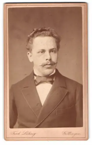 Fotografie Ferd. Lührig, Göttingen, Kurze Geismarstrasse 32, Porträt Studetn E. Reinecke, 1882/83