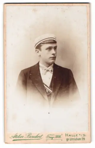 Fotografie Atelier Benckert, Halle a/S, gr. Ulrichstr. 29, Student Eduard Völkel im Anzug mit Couleur
