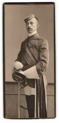 Fotografie Rob. Urbach, Cöthen Anhalt, Bärteich Promenade 6a, Student Fritz Wergel im vollen Wichs, Schläger