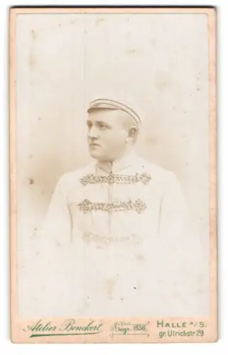 Fotografie Atelier Bendert, Halle a/S, gr. Ulrichstr. 29, Porträt eines jungen Studenten Strenge in Uniform