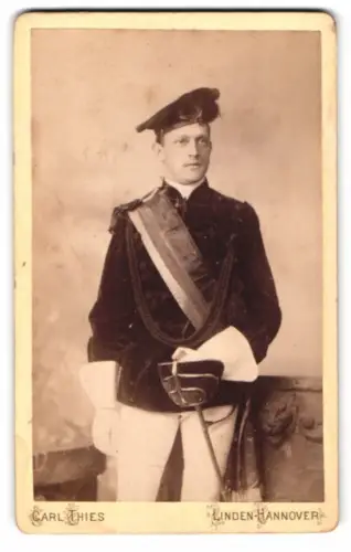 Fotografie Carl Thies, Linden-Hannover, Deisterstrasse 1, Student H. Haberland im vollen Wichs mit Schläger, 1888