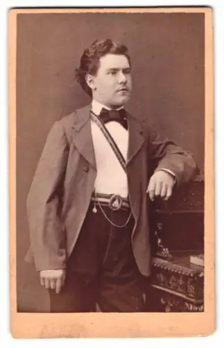 Fotografie Seif & Co., Rosenheim, Zimmerstrasse 217/1, Porträt eines eleganten Studenten mit Couleur