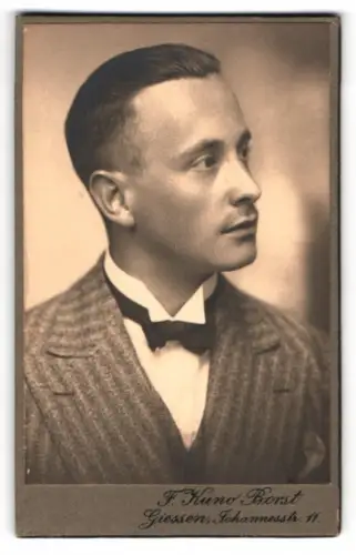 Fotografie F. Kuno Borst, Giessen, Johannestr. 11, Porträt eines jungen Studenten der Theologie, 1930