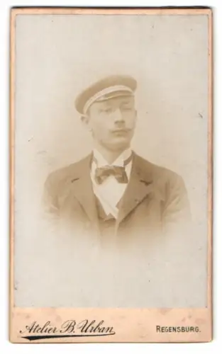 Fotografie Atelier B. Urban, Regensburg, Gesandtenstr. 91, Student A. Forstner im Anzug mit Couleur