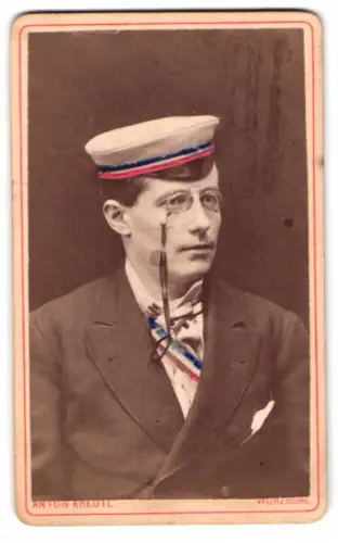 Fotografie Anton Kreutel, Würzburg, Ausdrucksstarkes Porträt Student im Anzug mit Couleur, Handkoloriert