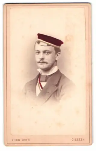 Fotografie Ludw. Orth, Giessen, Seltersweg, Porträt Stzudent Max Barth mit Mensurnarbe, Couleuer, Handkoloriert, 1879