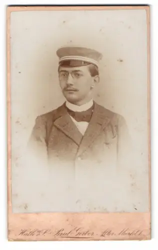 Fotografie Paul Gerber, Halle a. S., Alter Markt 1, Portrait eines Studeten im Anzug, 1894